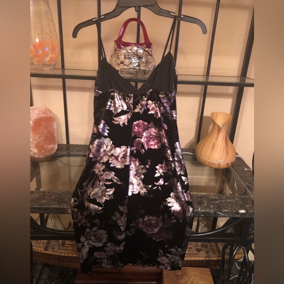 GUESS NWOT Gorgeous Black Velvet Shiny Floral Design mini dress. Size X-Small - Picture 2 of 9